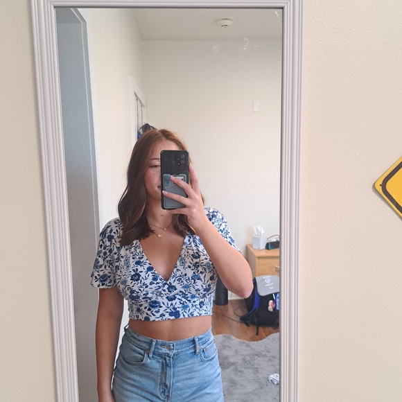 H&M Tops - Floral Blue & White V-Neck Crop Top
